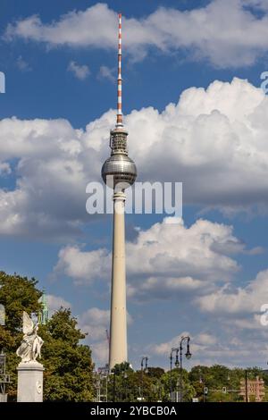 Berliner Fernsehturm, Fernsehturm von unter den Linden, Berlin, Deutschland Stockfoto