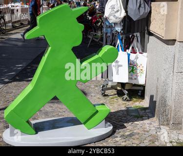 Ampelmännchen, die bekannte ostdeutsche Fußgängersignalfigur vor dem Ampelmann Souvenirshop in Berlin Stockfoto