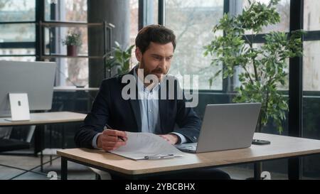 Erfolgreicher beschäftigter kaukasischer Geschäftsmann Geschäftsmann männlicher Büroangestellter Buchhalter Manager Arbeitgeber Entwickler Unternehmer Leiter Buchhaltung Stockfoto