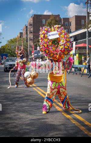 Ein Mann in einem sehr bunten Kostüm und hält Seilmärsche bei der Dominican Day Parade in Jackson Heights, Queens, New York. Stockfoto