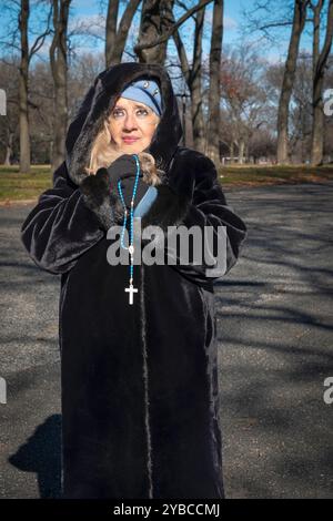 Fromme römisch-katholische Frau bei einem Gottesdienst auf dem Platz des Vatikanischen Pavillons im Flushing Meadows Corona Park, wo Maria und Jesus Veronica Lueken erschienen. NEW YORK Stockfoto