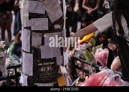 Buenos Aires, Argentinien - 17. Oktober: Fans von Liam Payne weinen um einen kleinen Altar vor dem Hotel herum, wo der britische Musiker Liam James Payne, Komponist, Gitarrist und ehemaliges Mitglied der Band One Direction, am Mittwoch, den 17. Oktober starb, nachdem er nach Angaben der Polizei aus dem dritten Stock eines Hotels im Stadtteil Palermo in Buenos Aires, Argentinien, gefallen war. Das tragische Ereignis ereignete sich am Nachmittag im Casa Sur Hotel. Nach einem Anruf von 911 reagierten Polizisten von der Polizeiwache 14B auf den Standort in Costa Rica 6032, nachdem Berichte von einem aggressiven Mann unter Umständen berichtet worden waren Stockfoto