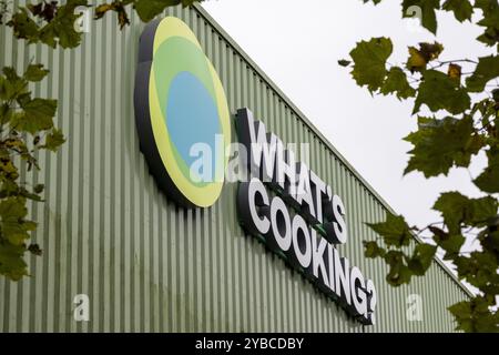 Lievegem, Belgien. Oktober 2024. Das What's Cooking Logo, das am Freitag, den 18. Oktober 2024 in Lievegem im Hauptquartier der What's Cooking Food Company abgebildet ist. What's Cooking hat heute Morgen den Verkauf seiner Charcuterie-Abteilung für 100 Millionen Euro angekündigt. BELGA FOTO NICOLAS MAETERLINCK Credit: Belga News Agency/Alamy Live News Stockfoto