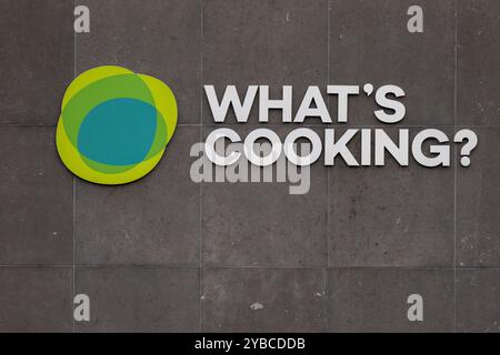 Lievegem, Belgien. Oktober 2024. Das What's Cooking Logo, das am Freitag, den 18. Oktober 2024 in Lievegem im Hauptquartier der What's Cooking Food Company abgebildet ist. What's Cooking hat heute Morgen den Verkauf seiner Charcuterie-Abteilung für 100 Millionen Euro angekündigt. BELGA FOTO NICOLAS MAETERLINCK Credit: Belga News Agency/Alamy Live News Stockfoto