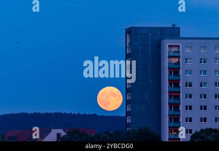Vollmond über Dresden Aufgehender Vollmond über 17 Geschosser Plattenbauten in Dresden Johannstadt. Dresden Sachsen Deutschland *** Vollmond über Dresden aufsteigender Vollmond über 17-stöckigen Fertigbauten in Dresden Johannstadt Dresden Sachsen Deutschland Stockfoto