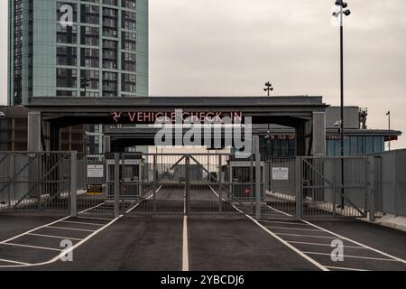 Der Eingang zum Fährhafen isle of man in liverpool mit einem Neonschild, das den Check-in-Bereich des Fahrzeugs anzeigt Stockfoto