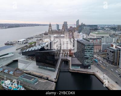 Aus der Vogelperspektive auf liverpool mit seinen berühmten Wahrzeichen und dem Fluss mersey Stockfoto