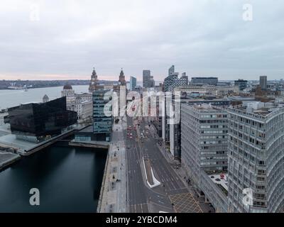 Blick aus der Vogelperspektive auf das Stadtzentrum von liverpool bei Sonnenuntergang mit den drei Graces, dem Museum von liverpool und dem Fluss mersey Stockfoto