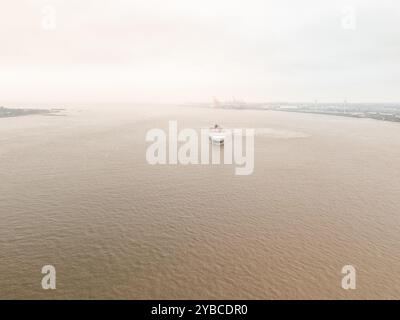 Die Fähre fährt an einem nebeligen Tag von den liverpool Docks weg Stockfoto