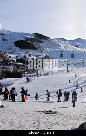 Les Menuires - 11. März 2024: Skifahrer und Snowboarder treffen sich morgens im Skigebiet Les Menuires, die drei Täler, die französischen Alpen Stockfoto