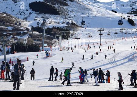 Les Menuires - 11. März 2024: Skifahrer und Snowboarder treffen sich morgens im Skigebiet Les Menuires, die drei Täler, die französischen Alpen Stockfoto