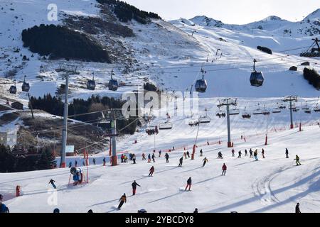 Les Menuires - 11. März 2024: Skifahrer und Snowboarder treffen sich morgens im Skigebiet Les Menuires, die drei Täler, die französischen Alpen Stockfoto