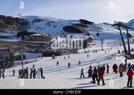 Les Menuires - 11. März 2024: Skifahrer und Snowboarder treffen sich morgens im Skigebiet Les Menuires, die drei Täler, die französischen Alpen Stockfoto