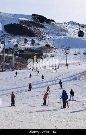 Les Menuires - 11. März 2024: Skifahrer und Snowboarder treffen sich morgens im Skigebiet Les Menuires, die drei Täler, die französischen Alpen Stockfoto