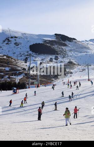 Les Menuires - 11. März 2024: Skifahrer und Snowboarder treffen sich morgens im Skigebiet Les Menuires, die drei Täler, die französischen Alpen Stockfoto