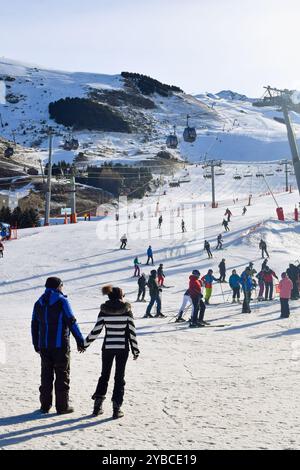 Les Menuires - 11. März 2024: Skifahrer und Snowboarder treffen sich morgens im Skigebiet Les Menuires, die drei Täler, die französischen Alpen Stockfoto