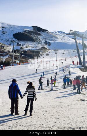 Les Menuires - 11. März 2024: Skifahrer und Snowboarder treffen sich morgens im Skigebiet Les Menuires, die drei Täler, die französischen Alpen Stockfoto