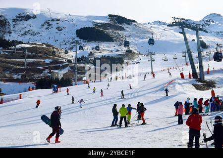 Les Menuires - 11. März 2024: Skifahrer und Snowboarder treffen sich morgens im Skigebiet Les Menuires, die drei Täler, die französischen Alpen Stockfoto