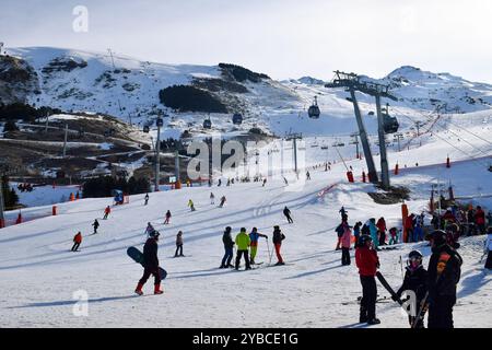 Les Menuires - 11. März 2024: Skifahrer und Snowboarder treffen sich morgens im Skigebiet Les Menuires, die drei Täler, die französischen Alpen Stockfoto