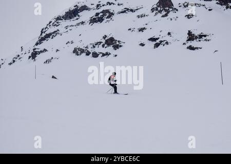 Junge Skirennläuferin im Action-Skifahren in einem europäischen Skigebiet. Seitenansicht des Skifahrers, der im Winterresort, den drei Tälern, Frankreich, abfährt. Stockfoto