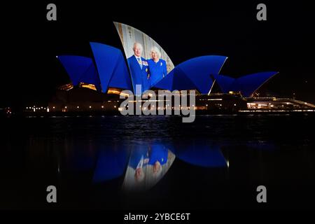 Bilder werden auf das Opernhaus von Sydney projiziert und in einer Pfütze am Hafen reflektiert, nachdem König Karl III. Und Königin Camilla in Sydney ankamen, um ihre Tour durch Australien und Samoa zu beginnen. Bilddatum: Freitag, 18. Oktober 2024. Stockfoto