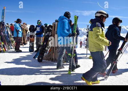 Meribel, Frankreich - 13. März 2024: Top der Skigebiete Meribel und Courchevel, drei Täler. Skifahrer und Snowboarder auf dem Gipfel des Saulire Berges. Stockfoto