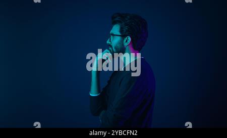 Infografik-Hologramm-Bearbeitungsvorlage UV-Hintergrund Arabischer Mann High-Tech-Internettechniker denken Programmierer Codierung Touch Air Stockfoto