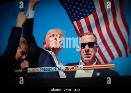 Am 13. Juli 2024 überlebte Donald Trump, ein ehemaliger Präsident der Vereinigten Staaten und dann der mutmaßliche Kandidat der Republikanischen Partei bei den Präsidentschaftswahlen 2024, einen Attentatsversuch, während er auf einer Open-Air-Wahlkampfveranstaltung in der Nähe von Butler, Pennsylvania, sprach. Stockfoto