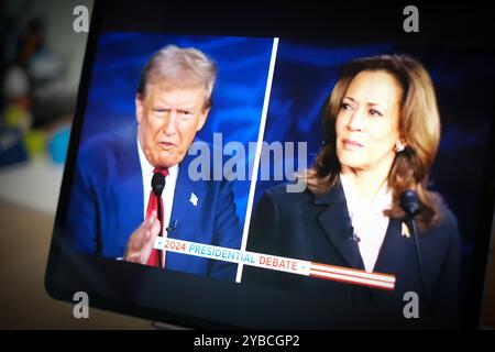 New York, USA - 11. September 2024 - Donald Trump und Kamala Harris in einer Präsidentschaftsdebatte, die auf nationalen Nachrichtensendern auf einem Tablet-Bildschirm gezeigt wird Stockfoto