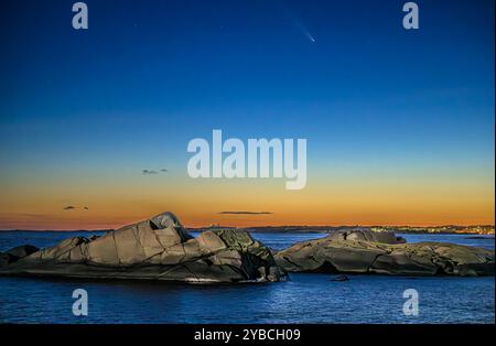 Ein Komet kommt über die Küste im Sonnenuntergang. Farbiger Himmel Stockfoto