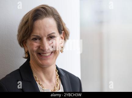 18. Oktober 2024, Hessen, Frankfurt/Main: Anne Applebaum, US-Autorin und Journalistin, spricht auf einer Pressekonferenz. Applebaum erhält am Sonntag (20.10) den Friedenspreis. Foto: Boris Roessler/dpa Stockfoto