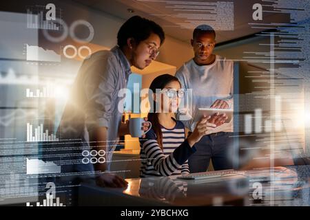 Programmierer, Diagramme und Dashboard-Overlay in der Nacht mit Mitarbeitern und Datenbankentwicklern für die Softwareentwicklung. Planung, Konversation und Internet Stockfoto