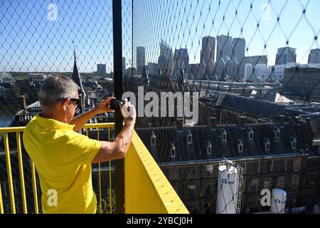 Den Haag, Niederlande - 28. August 2024: Ein Mann auf einem Aussichtsturm in der Nähe von Binnenhof im Zentrum von den Haag. Stockfoto