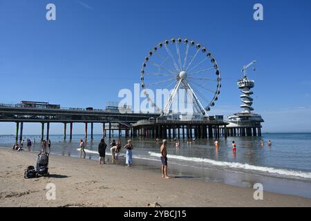 The Haag, Niederlande - 28. August 2024: Die Menschen entspannen sich am Strand in der Nähe des Pier SkyView in den Haag. Stockfoto