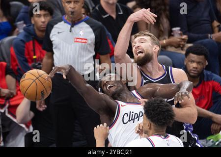 Los Angeles, Usa. Oktober 2024. Los Angeles Clippers' Kobe Brown (L) und Sacramento Kings' Domantas Sabonis (R) wurden während eines NBA-Basketballspiels im Intuit Dome in Inglewood, Kalifornien, in Aktion gesehen. Endrunde; LA Clippers 113: 91 Sacramento Kings. (Foto: Ringo Chiu/SOPA Images/SIPA USA) Credit: SIPA USA/Alamy Live News Stockfoto