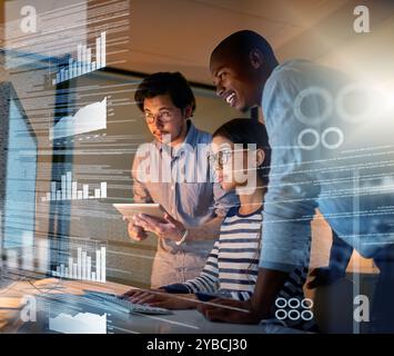 Programmierer, Dashboard und Overlay mit Computer bei Nacht mit Mitarbeitern und Entwicklern für die Softwareentwicklung. Planung, Hologramm und Cybersicherheit Stockfoto