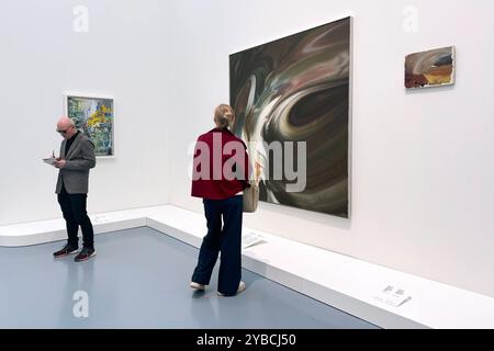 Besucher betrachten die Werke von Gerhard Richter in der Ausstellung Verborgene Schätze. Werke aus rheinischen Privatsammlungen im Kunstpalast Düsseldorf. *** Besucher sehen die Werke von Gerhard Richter in der Ausstellung Hidden Treasures Works from Rheinischen Privatsammlungen im Kunstpalast Düsseldorf Stockfoto