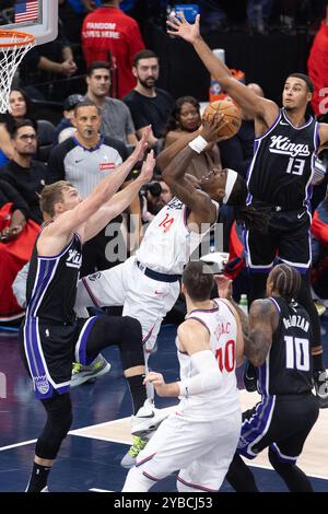 Los Angeles, Usa. Oktober 2024. Los Angeles Clippers' Terance Mann (C) wurde während eines NBA-Basketballspiels im Intuit Dome in Inglewood, Kalifornien, in Aktion gesehen. Endrunde; LA Clippers 113: 91 Sacramento Kings. (Foto: Ringo Chiu/SOPA Images/SIPA USA) Credit: SIPA USA/Alamy Live News Stockfoto