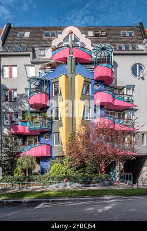 Ein modernes Apartmentgebäude mit lebhaften Farben und einzigartigen Balkondesigns. Die Fassade zeichnet sich durch eine kühne Architektur und Kreativität aus Stockfoto