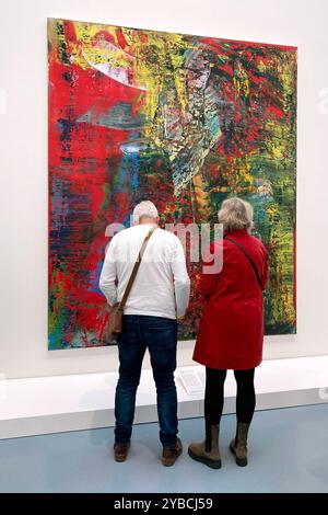 Besucher betrachten die Werke von Gerhard Richter in der Ausstellung Verborgene Schätze. Werke aus rheinischen Privatsammlungen im Kunstpalast Düsseldorf. *** Besucher sehen die Werke von Gerhard Richter in der Ausstellung Hidden Treasures Works from Rheinischen Privatsammlungen im Kunstpalast Düsseldorf Stockfoto