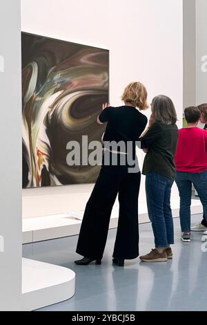 Besucher betrachten die Werke von Gerhard Richter in der Ausstellung Verborgene Schätze. Werke aus rheinischen Privatsammlungen im Kunstpalast Düsseldorf. *** Besucher sehen die Werke von Gerhard Richter in der Ausstellung Hidden Treasures Works from Rheinischen Privatsammlungen im Kunstpalast Düsseldorf Stockfoto