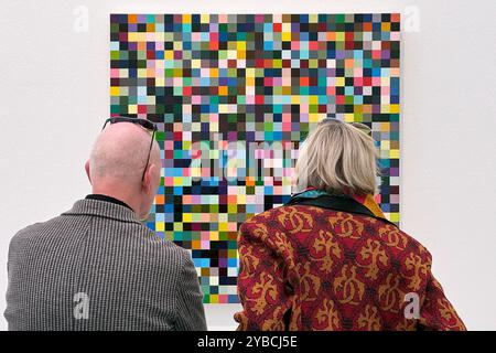 Besucher betrachten die Werke von Gerhard Richter in der Ausstellung Verborgene Schätze. Werke aus rheinischen Privatsammlungen im Kunstpalast Düsseldorf. *** Besucher sehen die Werke von Gerhard Richter in der Ausstellung Hidden Treasures Works from Rheinischen Privatsammlungen im Kunstpalast Düsseldorf Stockfoto