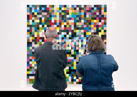 Besucher betrachten die Werke von Gerhard Richter in der Ausstellung Verborgene Schätze. Werke aus rheinischen Privatsammlungen im Kunstpalast Düsseldorf. *** Besucher sehen die Werke von Gerhard Richter in der Ausstellung Hidden Treasures Works from Rheinischen Privatsammlungen im Kunstpalast Düsseldorf Stockfoto