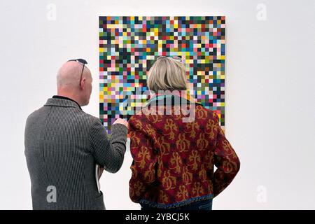 Besucher betrachten die Werke von Gerhard Richter in der Ausstellung Verborgene Schätze. Werke aus rheinischen Privatsammlungen im Kunstpalast Düsseldorf. *** Besucher sehen die Werke von Gerhard Richter in der Ausstellung Hidden Treasures Works from Rheinischen Privatsammlungen im Kunstpalast Düsseldorf Stockfoto