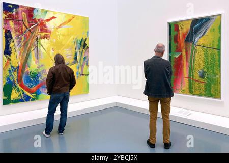 Besucher betrachten die Werke von Gerhard Richter in der Ausstellung Verborgene Schätze. Werke aus rheinischen Privatsammlungen im Kunstpalast Düsseldorf. *** Besucher sehen die Werke von Gerhard Richter in der Ausstellung Hidden Treasures Works from Rheinischen Privatsammlungen im Kunstpalast Düsseldorf Stockfoto