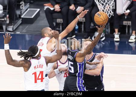 Los Angeles, Usa. Oktober 2024. Mason Jones (R) von Sacramento Kings wurde während eines Basketballspiels in der NBA im Intuit Dome in Inglewood, Kalifornien, in Aktion gesehen. Endrunde; LA Clippers 113: 91 Sacramento Kings. (Foto: Ringo Chiu/SOPA Images/SIPA USA) Credit: SIPA USA/Alamy Live News Stockfoto