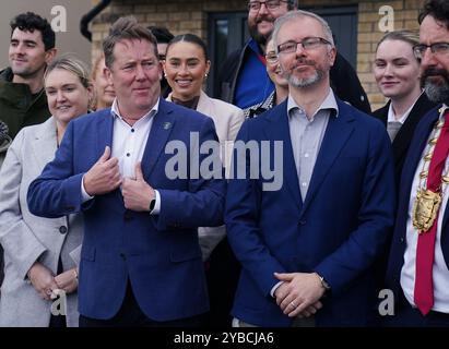 Roderic O’Gorman (rechts), der Minister für Kinder und Grüne, und Darragh O'Brien (links), Wohnungsbauminister Churchfields in Mulhuddart, Dublin. Minister O’Gorman sagte, dass die Wahl am 29. November stattfinden sollte und dass es seine Vorliebe sei, die Wahl vor Weihnachten abzuhalten. Bilddatum: Mittwoch, 25. August 2021. Stockfoto