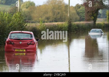 Lindridge, Worcestershire, 18. Oktober 2024. Autos überschwemmten die A443 in Lindridge, nachdem der Fluss Teme seine Ufer platzte. Drei Wagen strandeten im Hochwasser auf der Straße in Richtung Tenbury Wells. Quelle: BNM/Alamy Live News Stockfoto