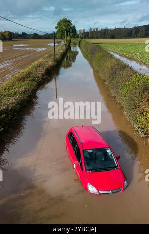 Lindridge, Worcestershire, 18. Oktober 2024. Autos überschwemmten die A443 in Lindridge, nachdem der Fluss Teme seine Ufer platzte. Drei Wagen strandeten im Hochwasser auf der Straße in Richtung Tenbury Wells. Quelle: BNM/Alamy Live News Stockfoto