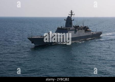 Bandar Abbas, Hormozgan, Iran. Oktober 2024. Das Korps der Islamischen Revolutionsgarden (IRGC) und die Marinestreitkräfte der Armee begrüßten die Flotillas Russlands und des Sultanats Oman bei ihrer Ankunft in den iranischen Hoheitsgewässern. Beobachter aus mehreren Ländern, darunter Indien und Saudi-Arabien, kamen ebenfalls in Bandar Abbas an. Die Übung, die Teil des Symposiums für die Marine im Indischen Ozean ist, zielt darauf ab, die kollektive Sicherheit und die maritime Zusammenarbeit zwischen den teilnehmenden Nationen zu verbessern. (Kreditbild: © Iranian Army Office via ZUMA Press Wire) NUR REDAKTIONELLE VERWENDUNG! Nicht für kommerzielle ZWECKE! Stockfoto